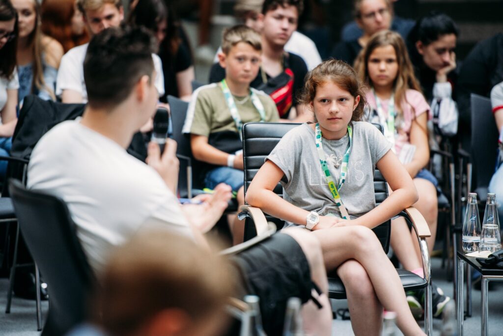 Eine junge Schülerin während der Preisverleihung des Schülerzeitungswettbewerbes der Länder der Jugendpresse Deutschland im Bundesrat