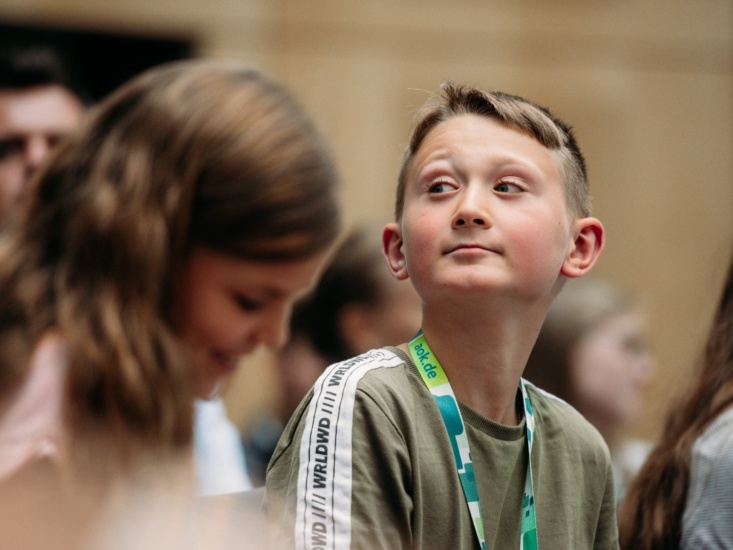 Ein junger Schüler während der Preisverleihung des Schülerzeitungswettbewerbes der Länder der Jugendpresse Deutschland im Bundesrat