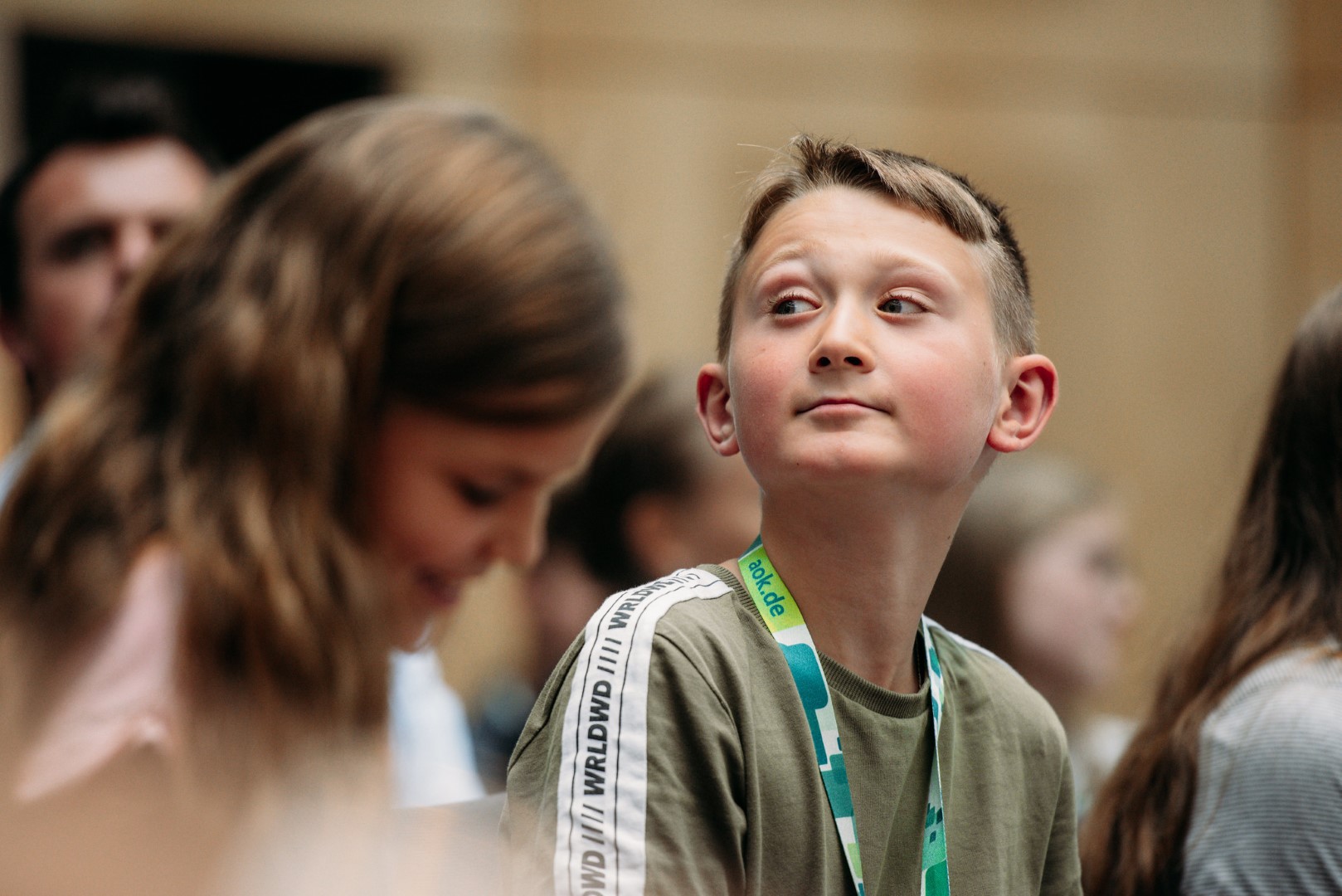 Ein junger Schüler während der Preisverleihung des Schülerzeitungswettbewerbes der Länder der Jugendpresse Deutschland im Bundesrat