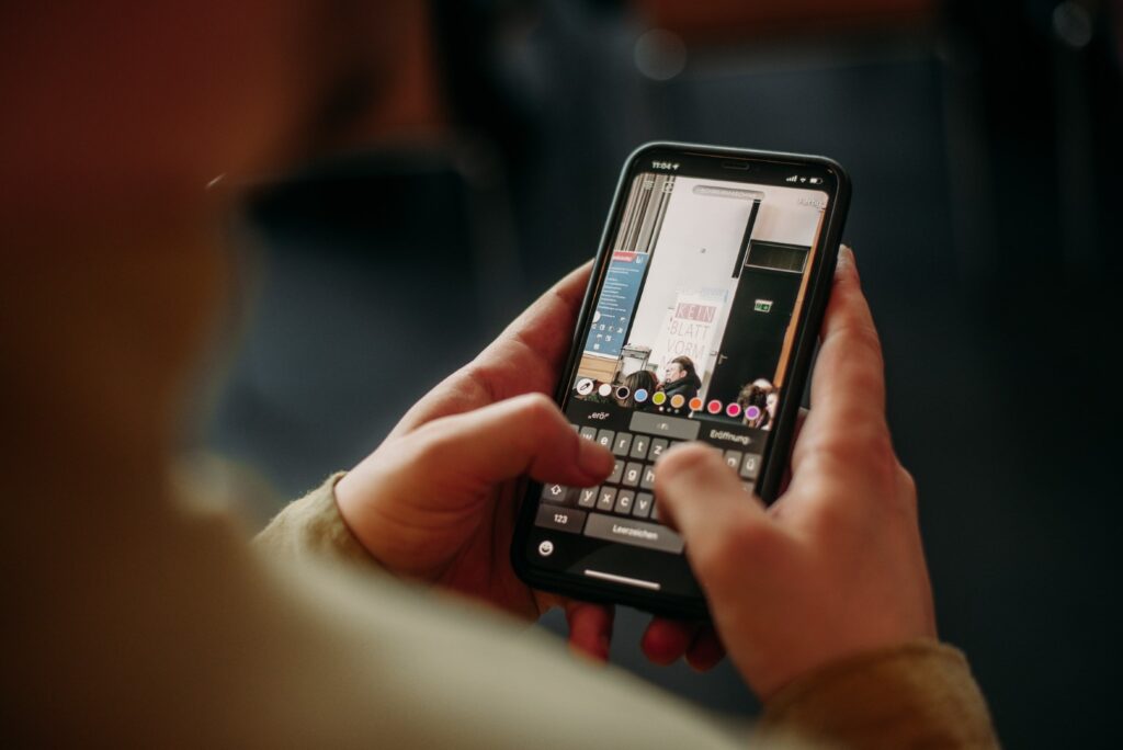Eine Frau erstellt eine Instagram Story während der Jurysitzung des Schülerzeitungswettbewerbes der Jugendpresse Deutschland