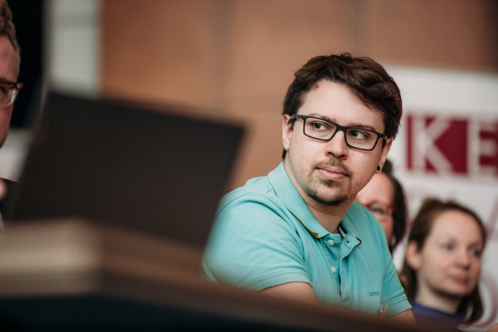 Ein Mann zur Jurysitzung des Schülerzeitungswettbewerbes der Jugendpresse Deutschland