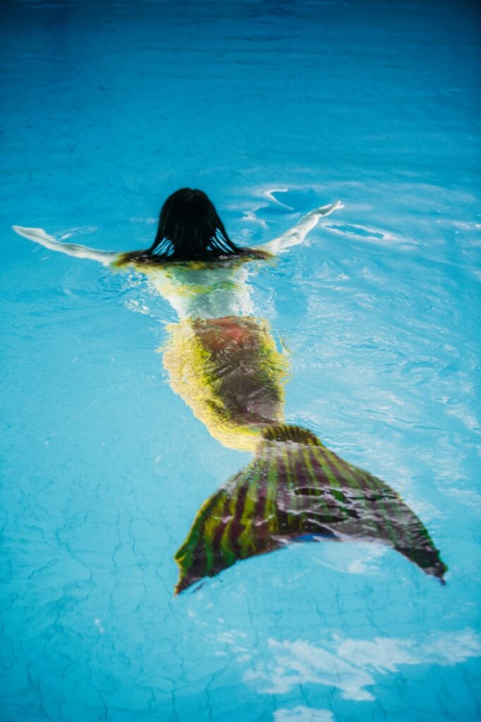 Die Journalistin Julia Heyroth versucht sich im Auftrag des Business Punk Magazins an Mermaiding in einem Berliner Schwimmbad