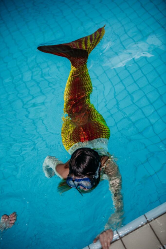 Die Journalistin Julia Heyroth versucht sich im Auftrag des Business Punk Magazins an Mermaiding in einem Berliner Schwimmbad