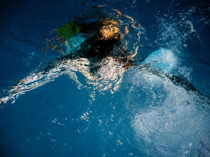 Die Journalistin Julia Heyroth versucht sich im Auftrag des Business Punk Magazins an Mermaiding in einem Berliner Schwimmbad