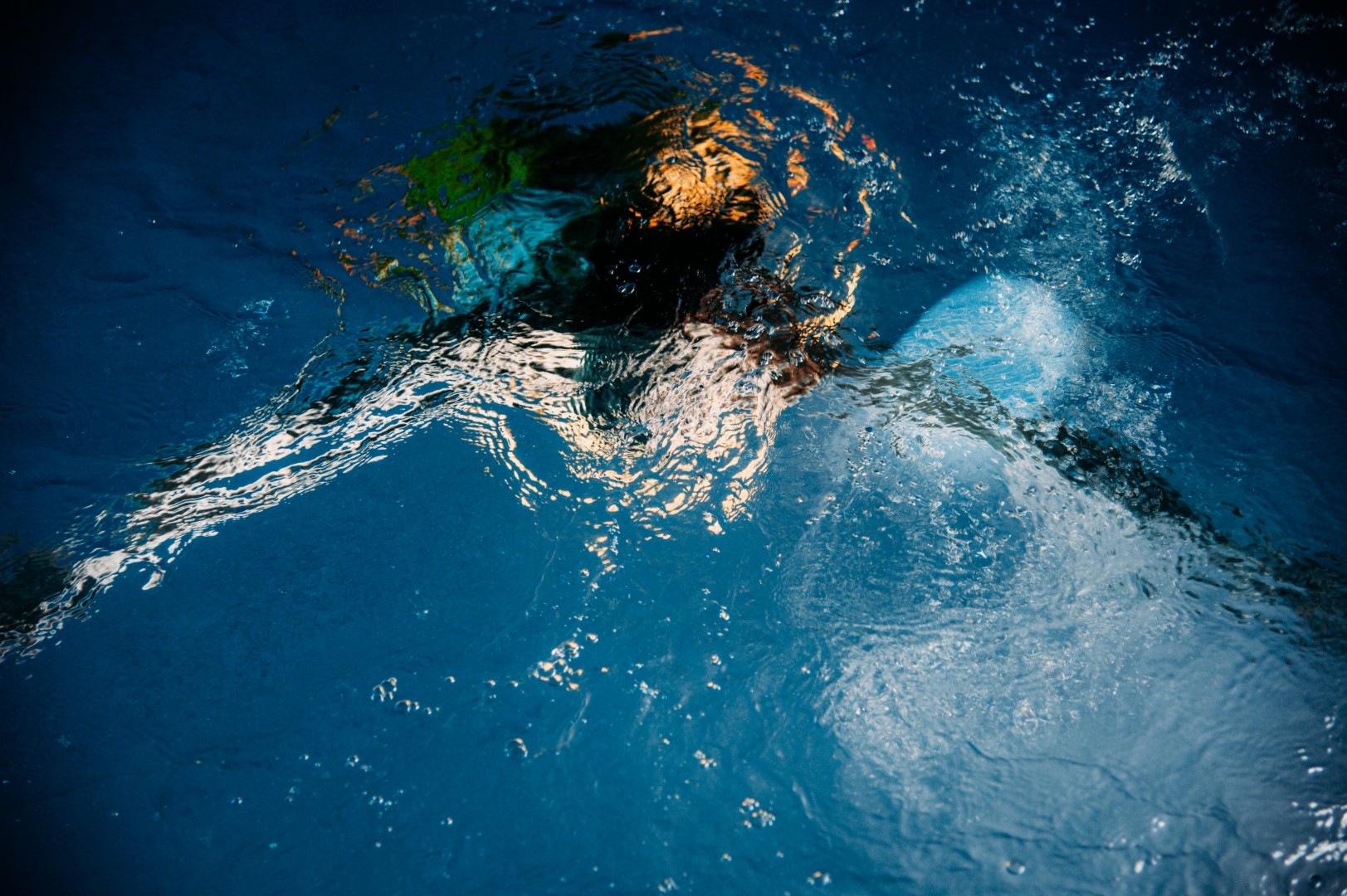 Die Journalistin Julia Heyroth versucht sich im Auftrag des Business Punk Magazins an Mermaiding in einem Berliner Schwimmbad