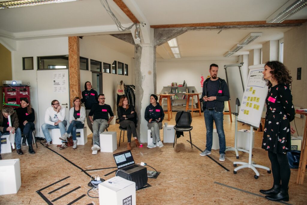 Paare nehmen am Paarseminar "OKR für Paare" in Stuttgart statt