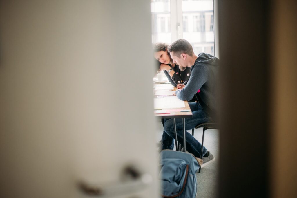 Ein Paar nimmt am Paarseminar "OKR für Paare" in Stuttgart statt