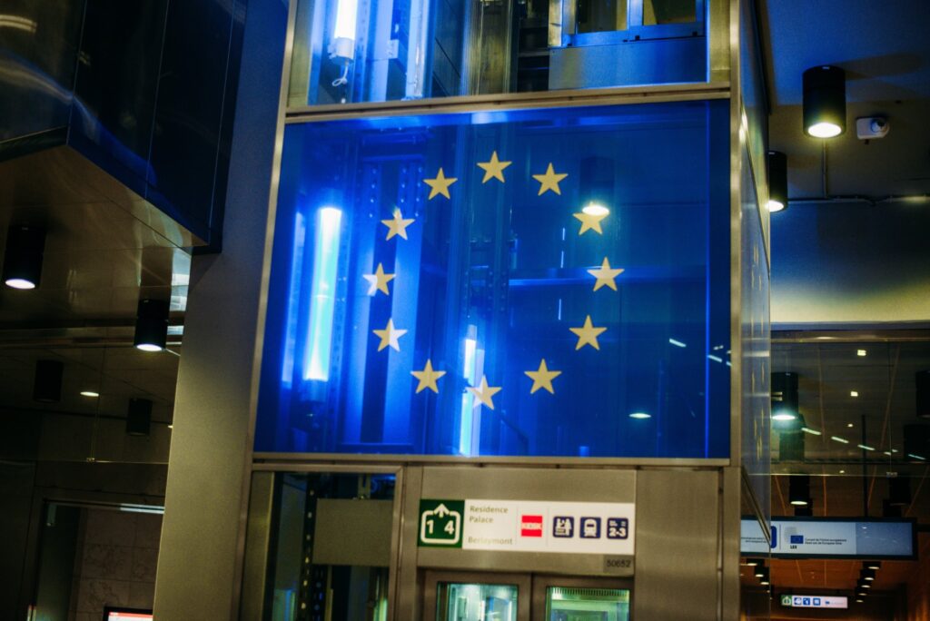 Die Flagge der Europäischen Union im dem Berlaymont-Gebäude (Foto: Kurt Sauer)