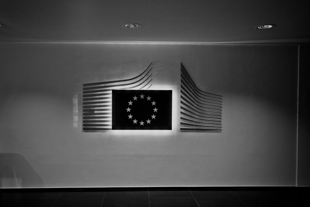 Das Logo der Europäischen Kommission im Berlaymont in Brüssel (Foto: Kurt Sauer)