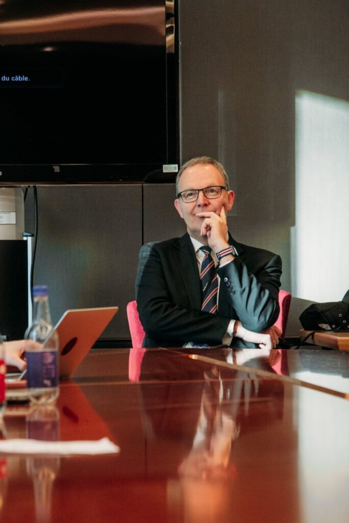 Axel Voss, Mitglied des Europäischen Parlaments, bei einem Austausch mit jungen Journalist*innen - Social Media Post (Foto: Kurt Sauer)