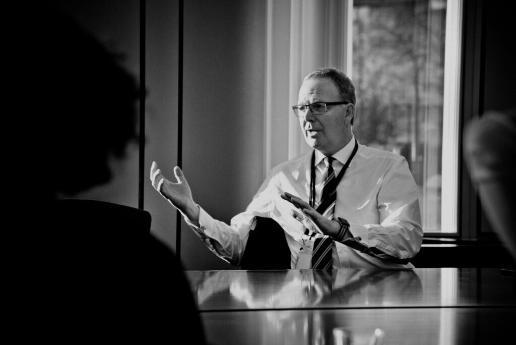 Axel Voss, Mitglied des Europäischen Parlaments, bei einem Austausch mit jungen Journalist*innen - Social Media Post (Foto: Kurt Sauer)