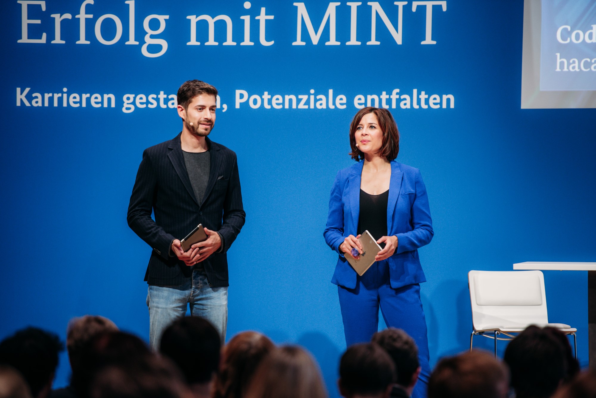 Zwei Personen moderieren vor einem Publikum am Pult bei der Transfertagung "Erfolg mit MINT" des Bundesminsteriums für Bildung und Forschung 2020