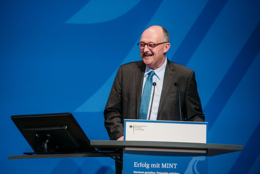 Ein Mann spricht am Pult bei der Transfertagung "Erfolg mit MINT" des Bundesminsteriums für Bildung und Forschung 2020