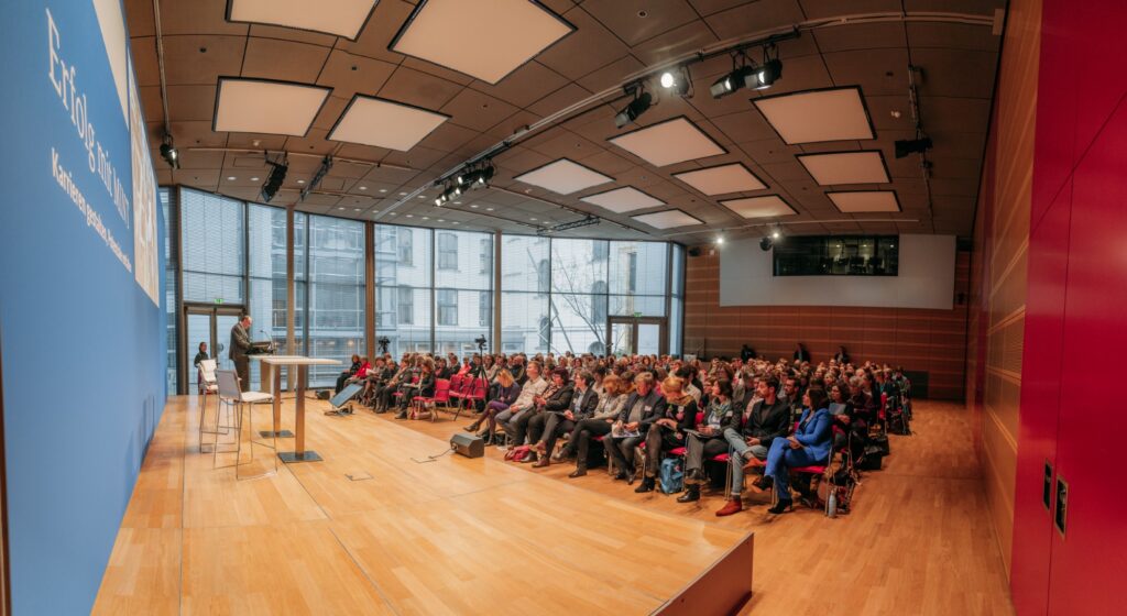 Ein Mann spricht vor einem Publikum am Pult bei der Transfertagung "Erfolg mit MINT" des Bundesminsteriums für Bildung und Forschung 2020