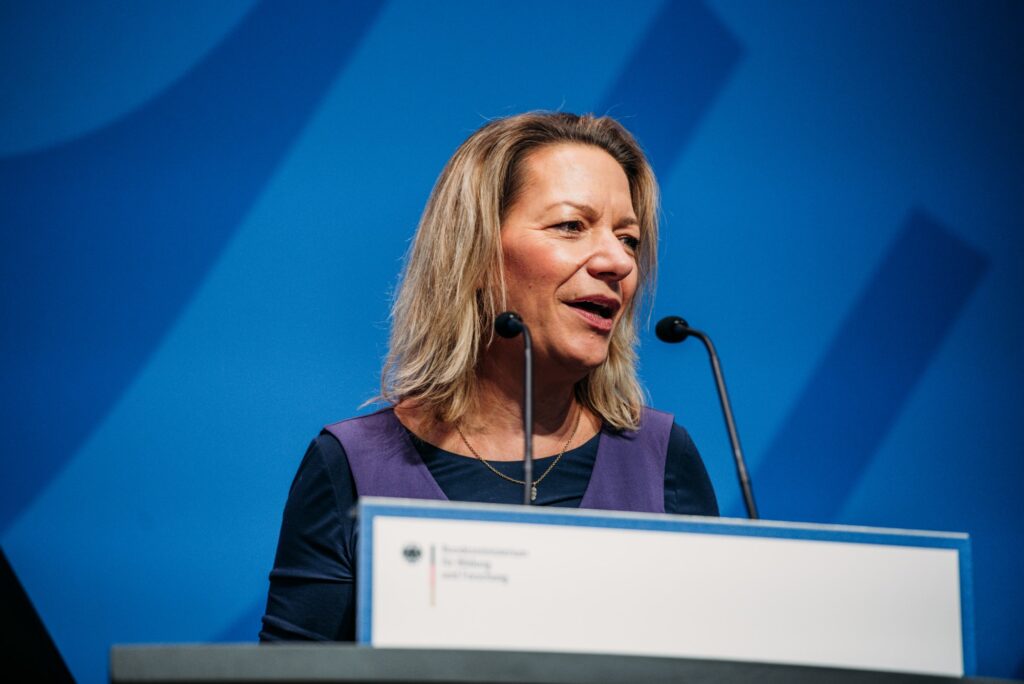 Eine Frau spricht am Pult bei der Transfertagung "Erfolg mit MINT" des Bundesminsteriums für Bildung und Forschung 2020