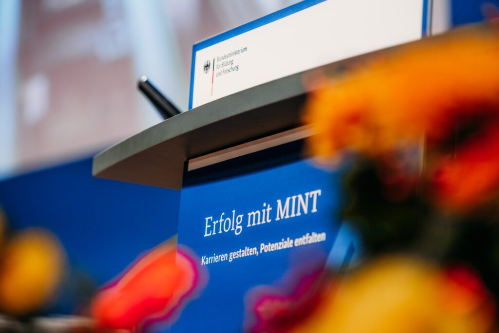 Das Pult bei der Transfertagung "Erfolg mit MINT" des Bundesminsteriums für Bildung und Forschung 2020