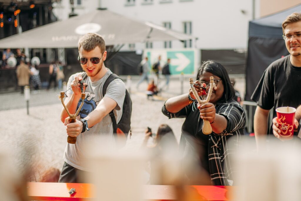 Festivalgäste beim Budenschießen beim House on the Hill Festival in Mittweida