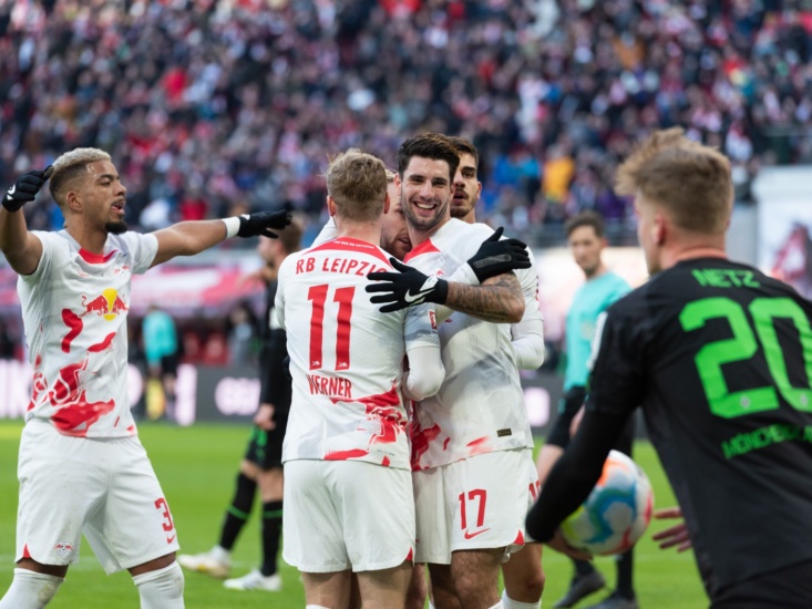 RB Leipzig Spieler jubeln nach dem Tor beim Spiel RB Leipzig gegen Borussia Mönchengladbach