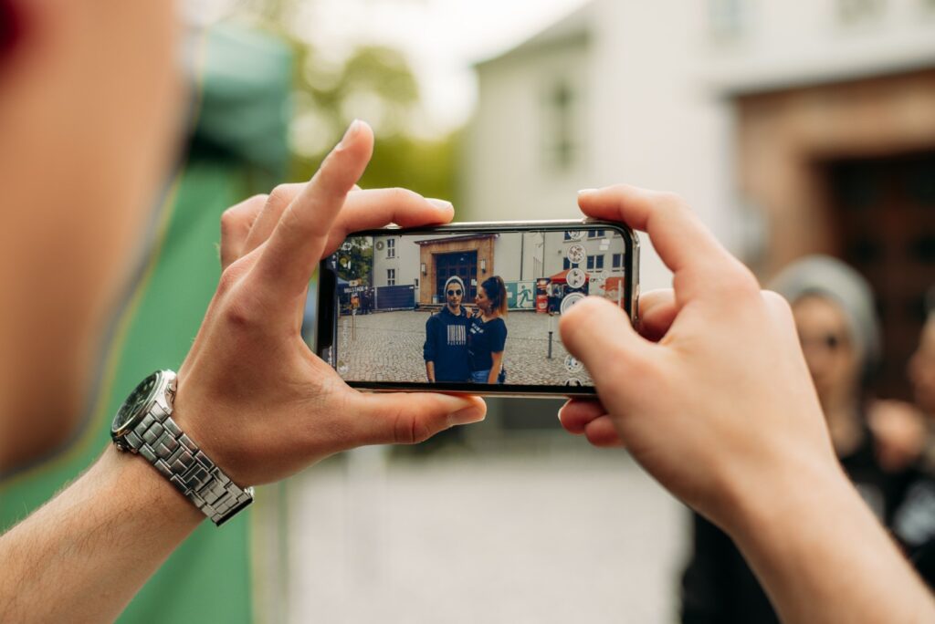 Eine Person nimmt ein Foto auf beim House on the Hill Festival in Mittweida