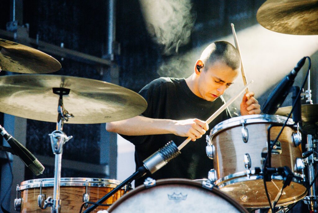 Ein Schlagzeuger beim House on the Hill Festival in Mittweida