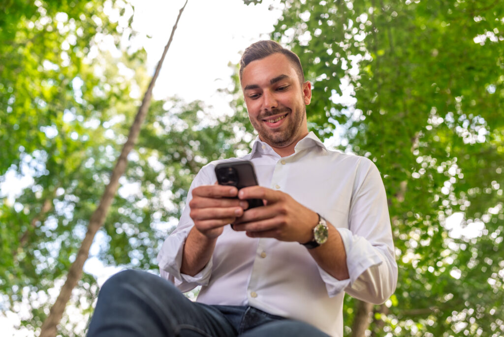 Kurt Fischer, Landtagskandidat für Eberswalde, Joachimsthal, Schorfheide und Vorsitzender der SPD Barnim schaut auf sein Smartphone in Eberswalde
