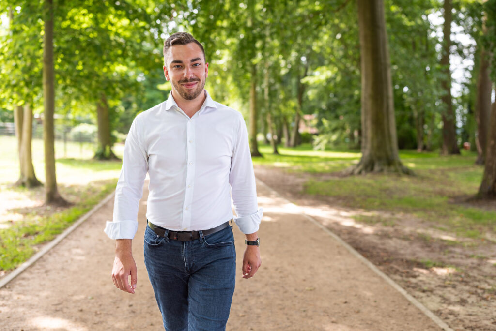 Kurt Fischer, Landtagskandidat für Eberswalde, Joachimsthal, Schorfheide und Vorsitzender der SPD Barnim geht durch einen Park in Eberswalde