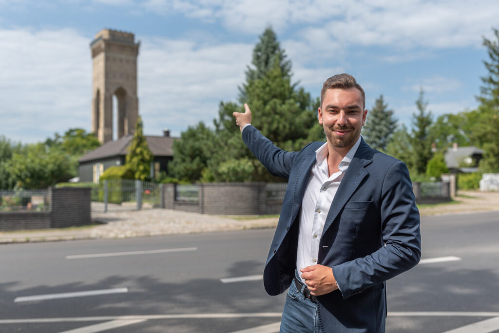 Kurt Fischer, Landtagskandidat für Eberswalde, Joachimsthal, Schorfheide und Vorsitzender der SPD Barnim zeigt auf den Wasserturm in Eberswalde