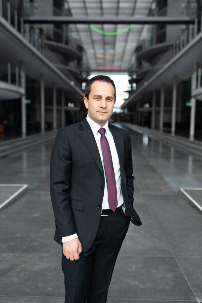 Bundestagsabgeordneter Mahmut Özdemir im Paul-Löbe-Haus des Deutschen Bundestages in Berlin