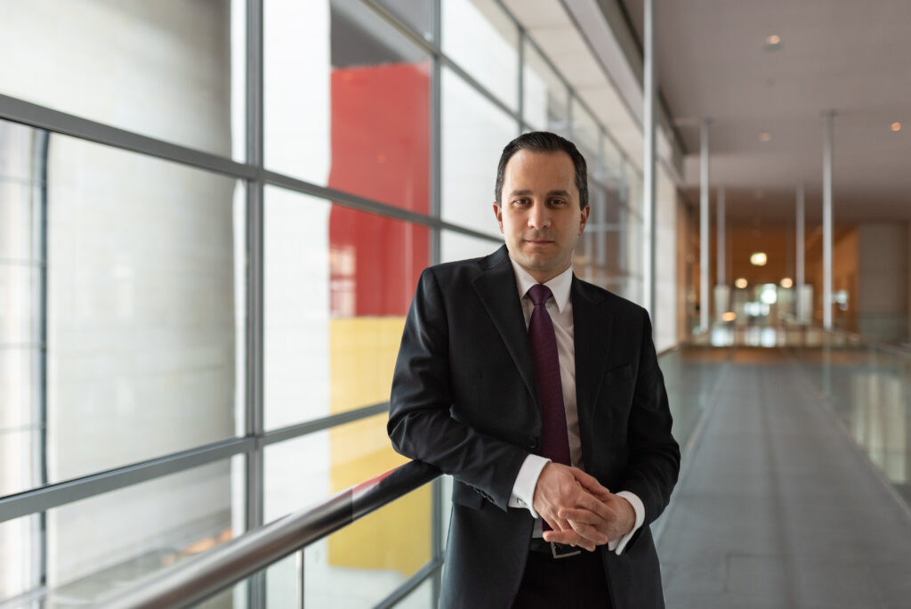 Bundestagsabgeordneter Mahmut Özdemir im Reichstagsgebäude in Berlin auf der Präsidialebene