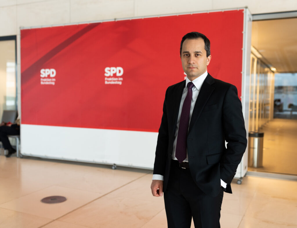 Bundestagsabgeordneter Mahmut Özdemir im Reichstagsgebäude in Berlin auf der Fraktionsebene