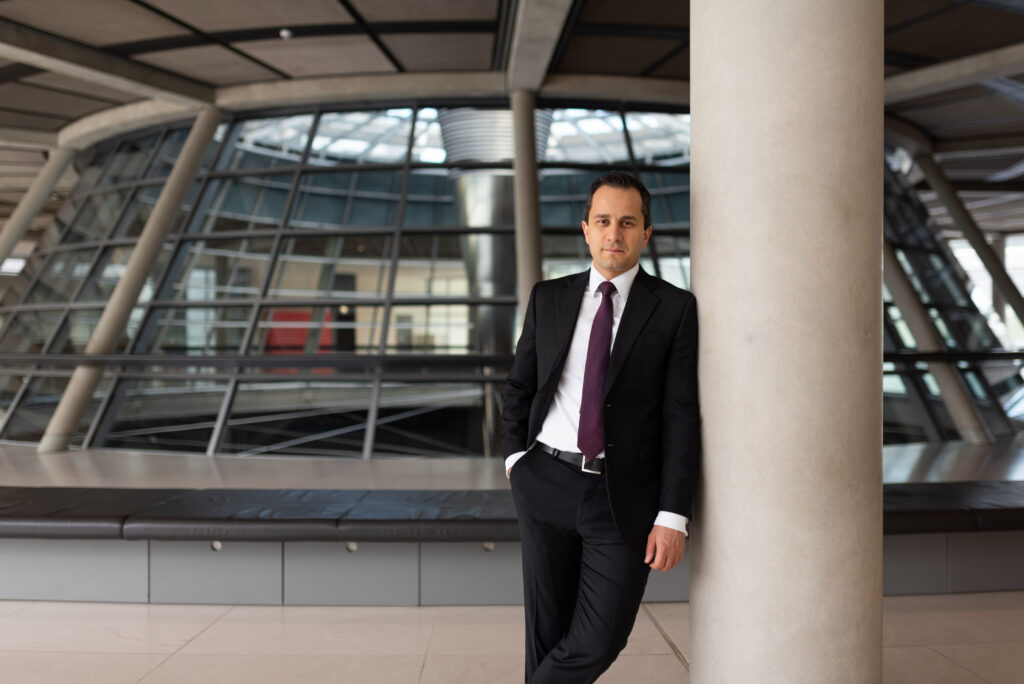 Bundestagsabgeordneter Mahmut Özdemir im Reichstagsgebäude in Berlin