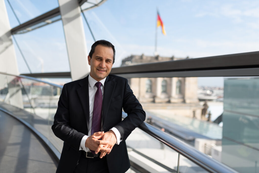 Bundestagsabgeordneter Mahmut Özdemir im Reichstagsgebäude in Berlin