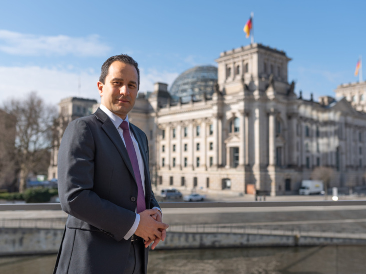 Bundestagsabgeordneter Mahmut Özdemir vor dem Reichstagsgebäude in Berlin