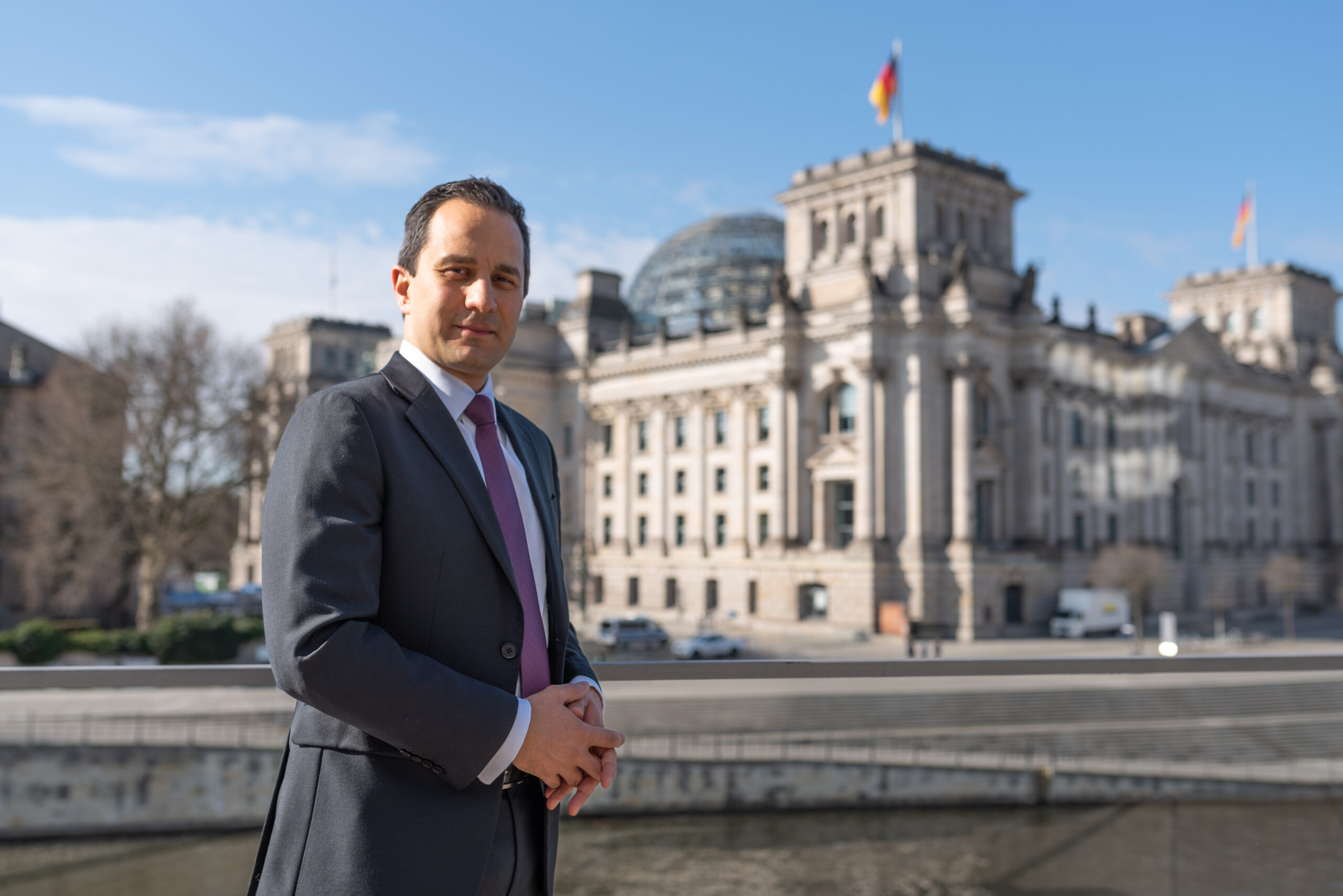 Bundestagsabgeordneter Mahmut Özdemir vor dem Reichstagsgebäude in Berlin