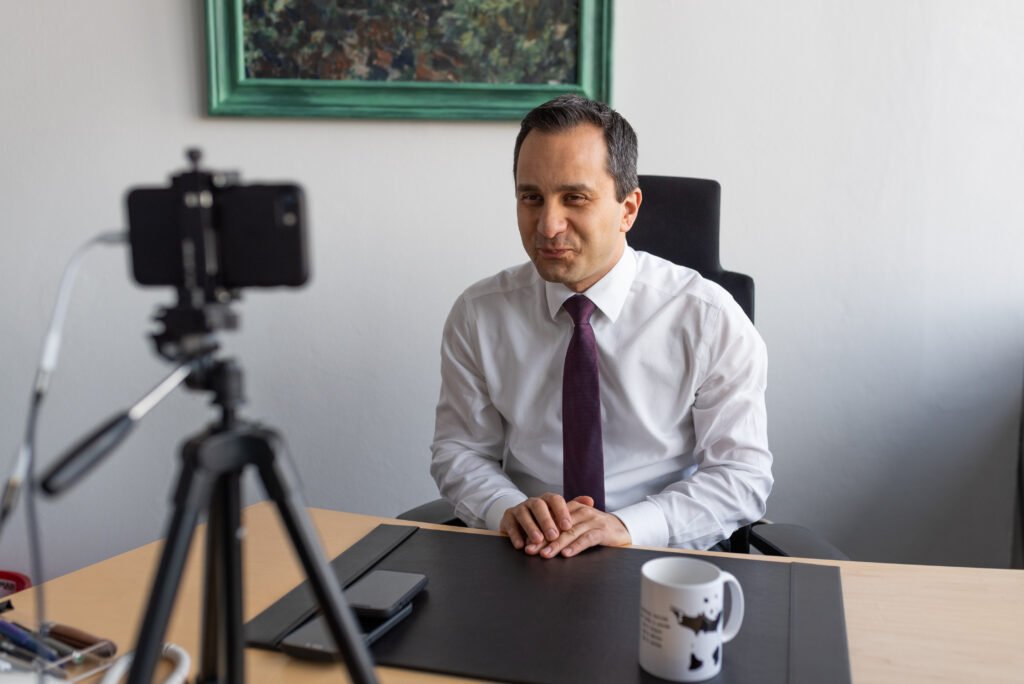 Bundestagsabgeordneter Mahmut Özdemir telefoniert in seinem Berliner Abgeordnetenbüro