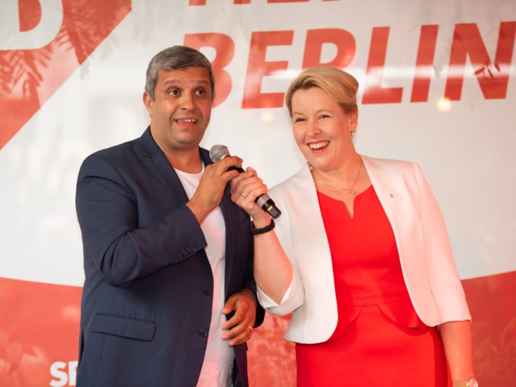 Die Vorsitzenden der SPD in Berlin, Raed Saleh und Franziska Giffey, stehen auf einer Bühne, Raed Saleh spricht in ein Mikrofon