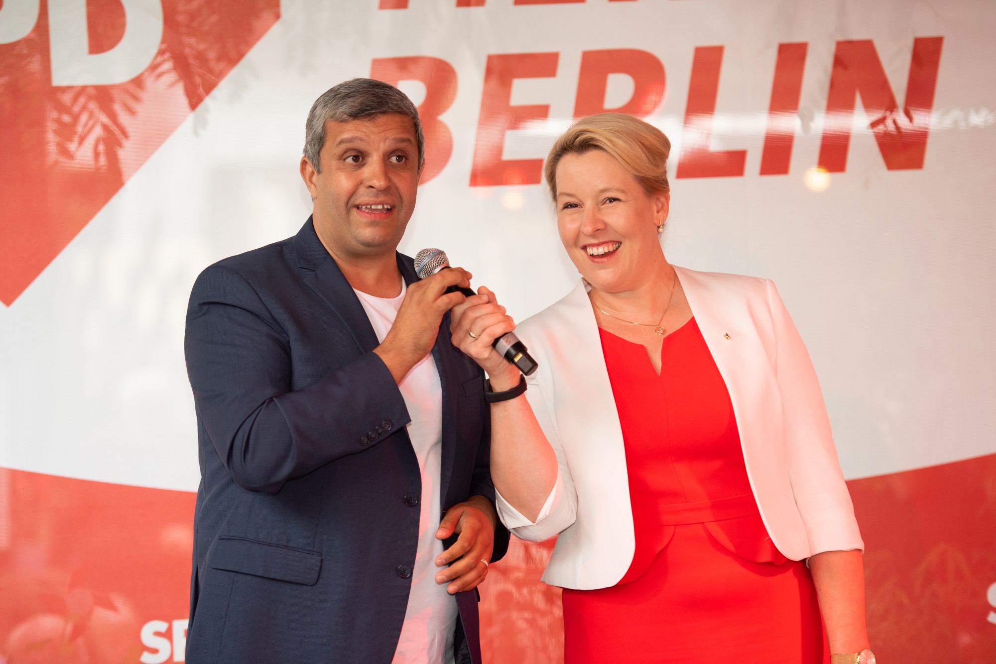 Die Vorsitzenden der SPD in Berlin, Raed Saleh und Franziska Giffey, stehen auf einer Bühne, Raed Saleh spricht in ein Mikrofon