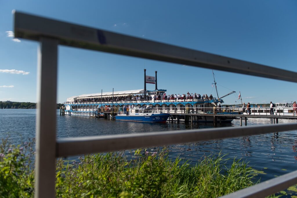 Ein Dampfschiff während der Spargelfahrt des Seeheimer Kreises 2022 auf dem Wannsee