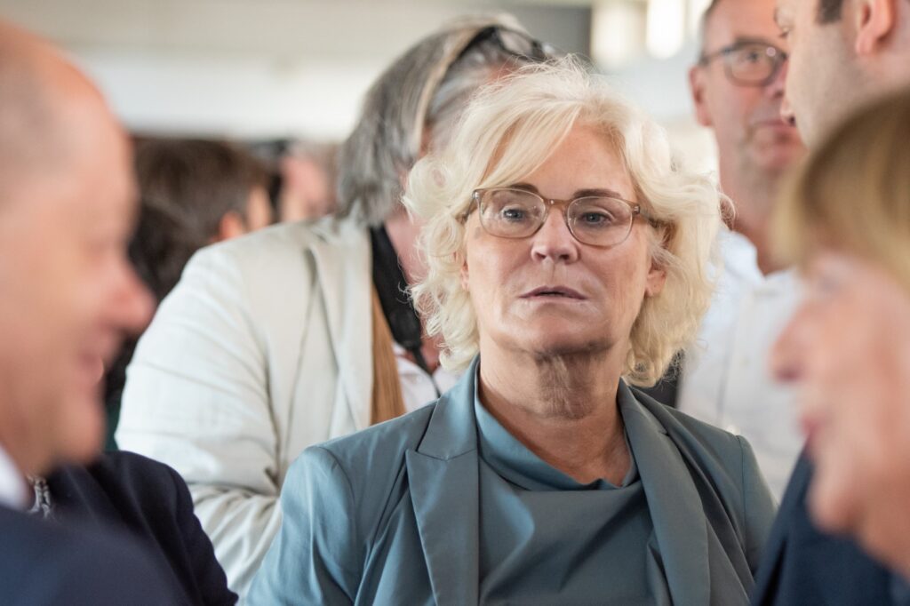 Gesine Lambrecht während der Spargelfahrt des Seeheimer Kreises 2022 auf dem Wannsee