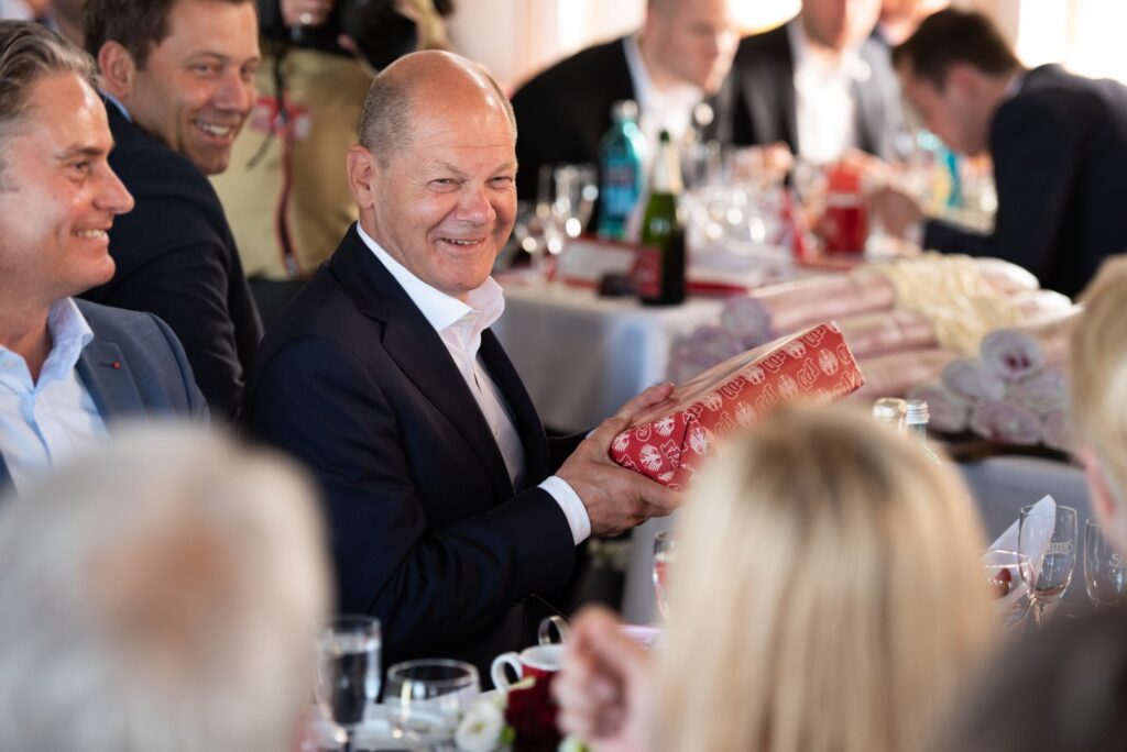 Olaf Scholz während der Spargelfahrt des Seeheimer Kreises 2022 auf dem Wannsee