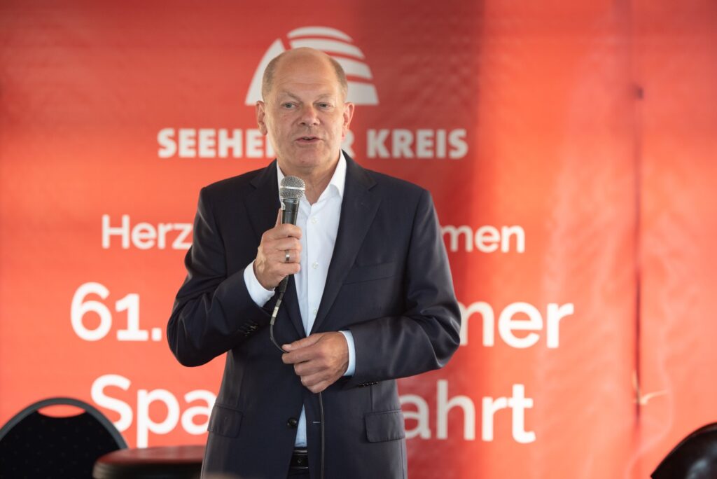 Olaf Scholz hält eine Rede während der Spargelfahrt des Seeheimer Kreises 2022 auf dem Wannsee