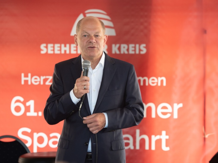 Olaf Scholz hält eine Rede während der Spargelfahrt des Seeheimer Kreises 2022 auf dem Wannsee