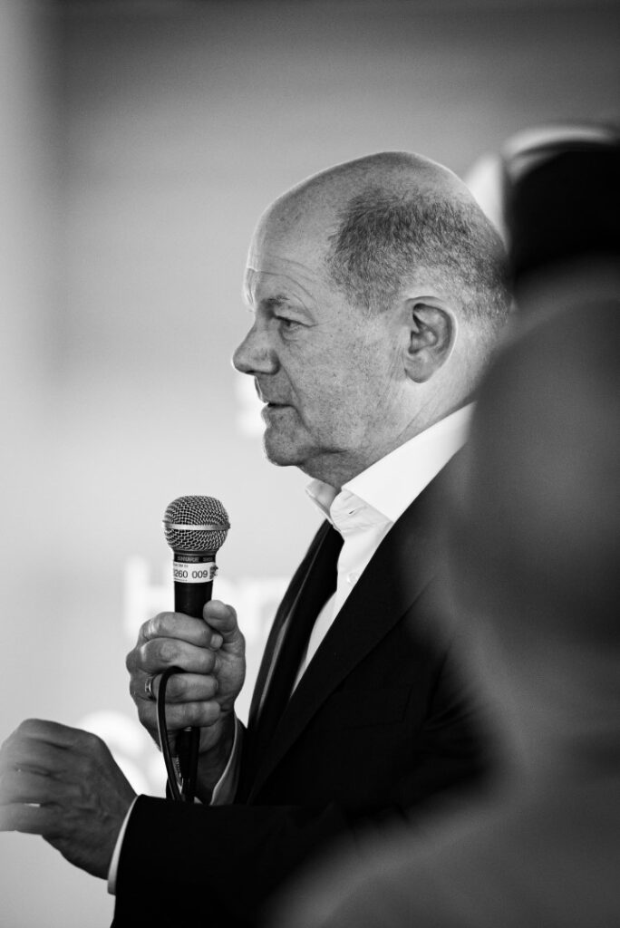 Olaf Scholz hält eine Rede während der Spargelfahrt des Seeheimer Kreises 2022 auf dem Wannsee