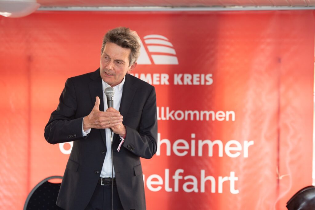 Rolf Mützenich hält eine Rede während der Spargelfahrt des Seeheimer Kreises 2022 auf dem Wannsee