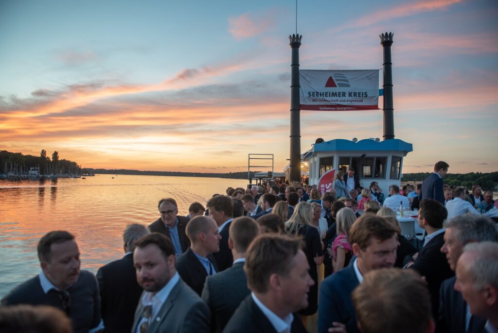 Personen auf einem Schiff während der Spargelfahrt des Seeheimer Kreises 2022 auf dem Wannsee