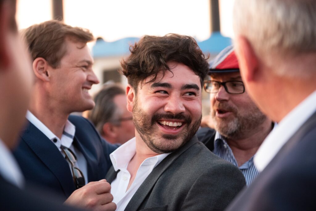 Eine Person während der Spargelfahrt des Seeheimer Kreises 2022 auf dem Wannsee