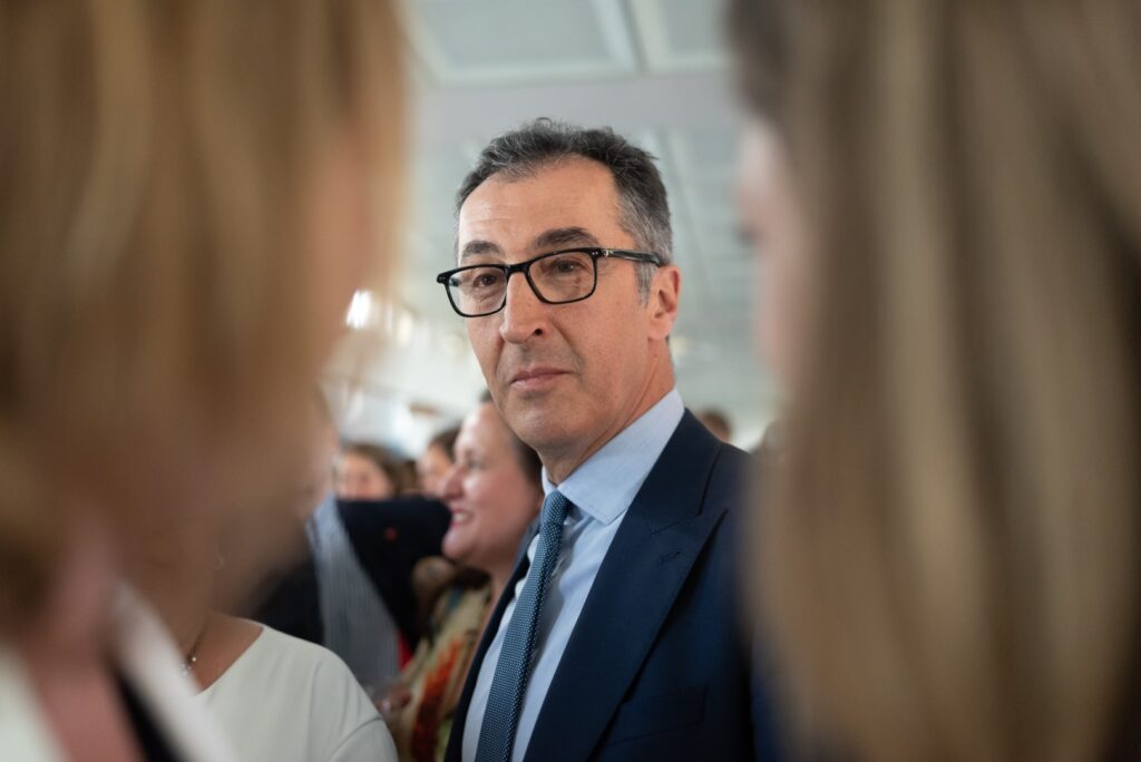 Chem Özdemir, Bundesminister für Landwirtschaft, während der Spargelfahrt des Seeheimer Kreises 2023 auf dem Wannsee