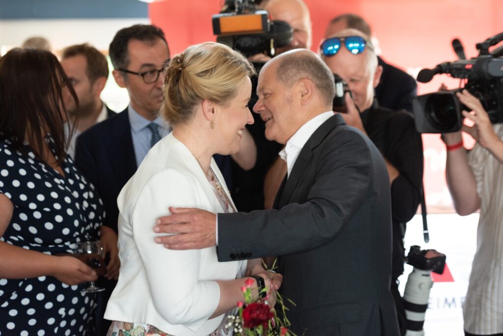 Olaf Scholz und Franziska Giffey während der Spargelfahrt des Seeheimer Kreises 2023 auf dem Wannsee