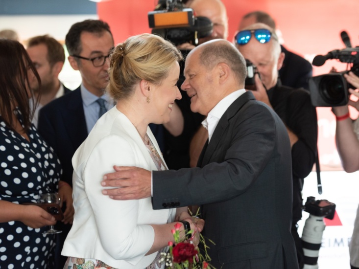 Olaf Scholz und Franziska Giffey während der Spargelfahrt des Seeheimer Kreises 2023 auf dem Wannsee