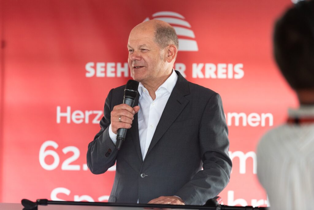 Olaf Scholz hält eine Rede während der Spargelfahrt des Seeheimer Kreises 2023 auf dem Wannsee